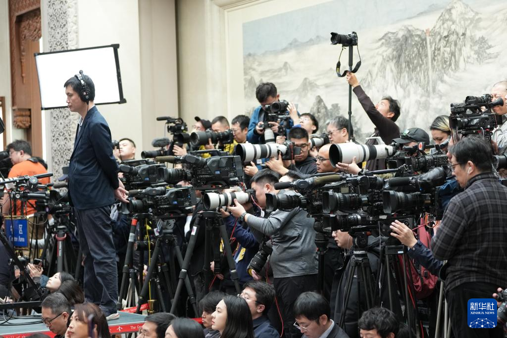 十四届全国人大三次会议举行新闻发布会