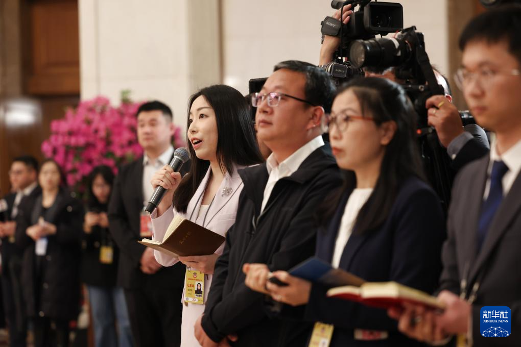 全国政协十四届三次会议首场“委员通道”集体采访活动
