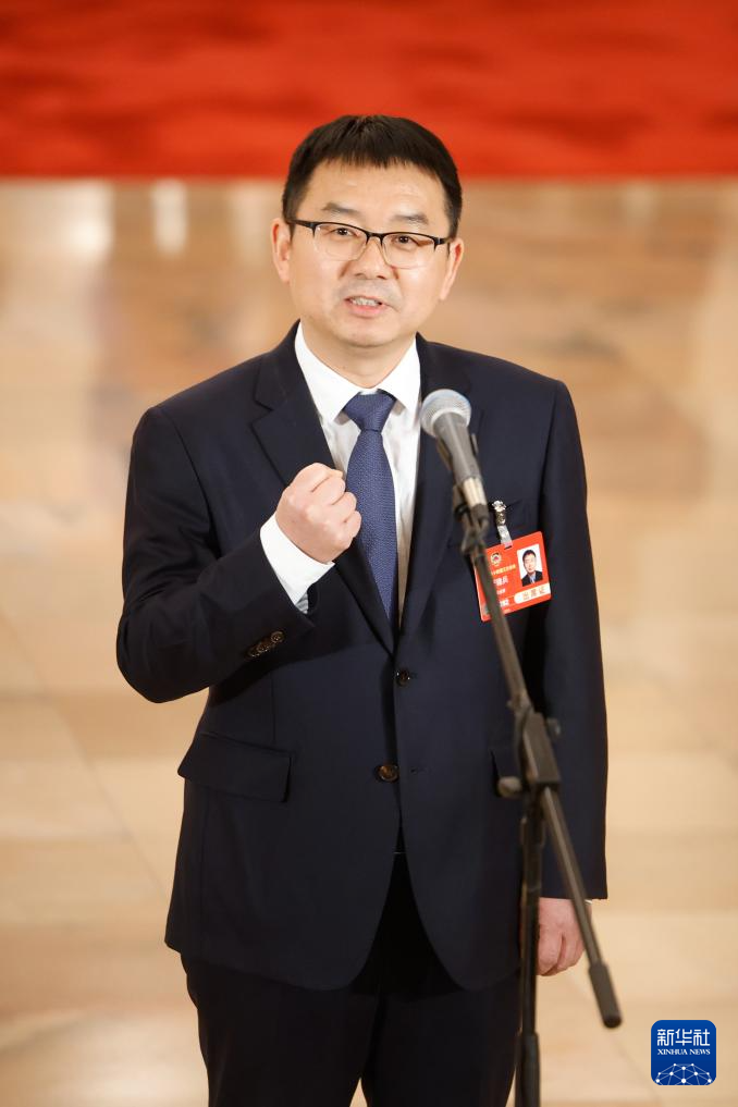 全国政协十四届三次会议首场“委员通道”集体采访活动