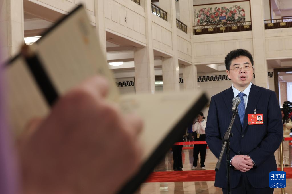 全国政协十四届三次会议首场“委员通道”集体采访活动